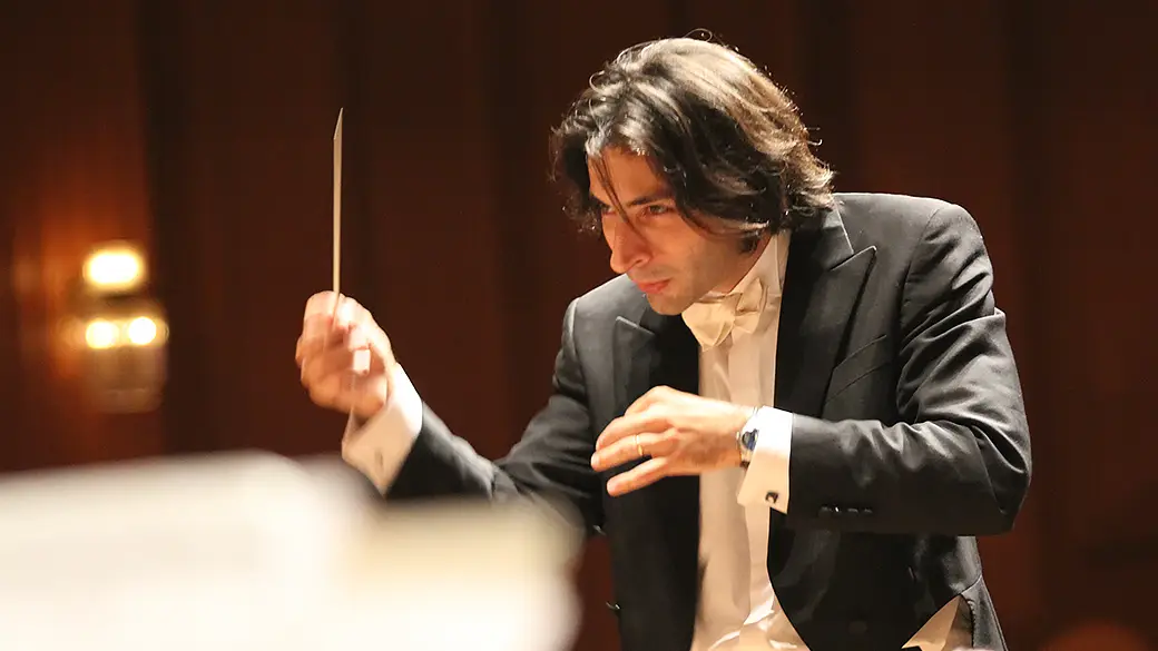 Yannick Paget dirigeant le Hyogo Performing Art Center Orchestra, au Japon.