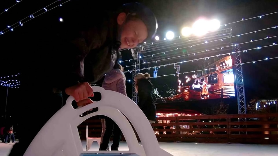 la Mère Noël sur l'écran géant devant la patinoire de Vesoul