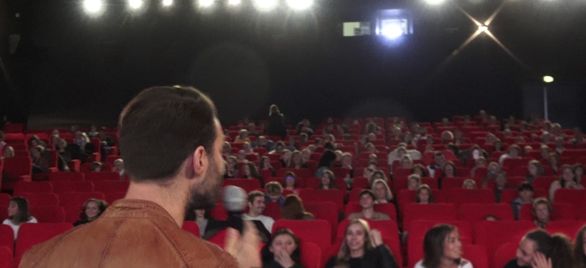 Mathieu Dussaucy prend la parole avant le début la projection au cinéma Le Majestic